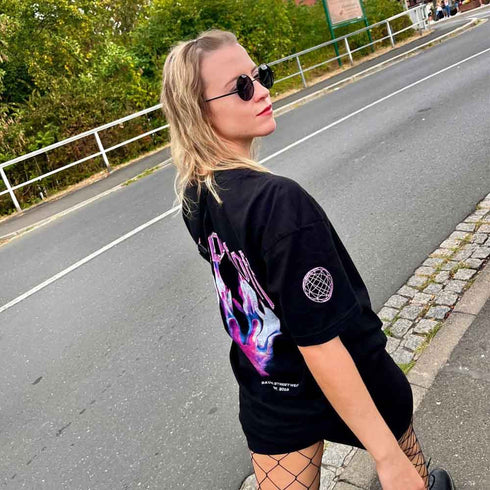 Raver Girl mit Firehand oversized Raver T-Shirt von Technostoff